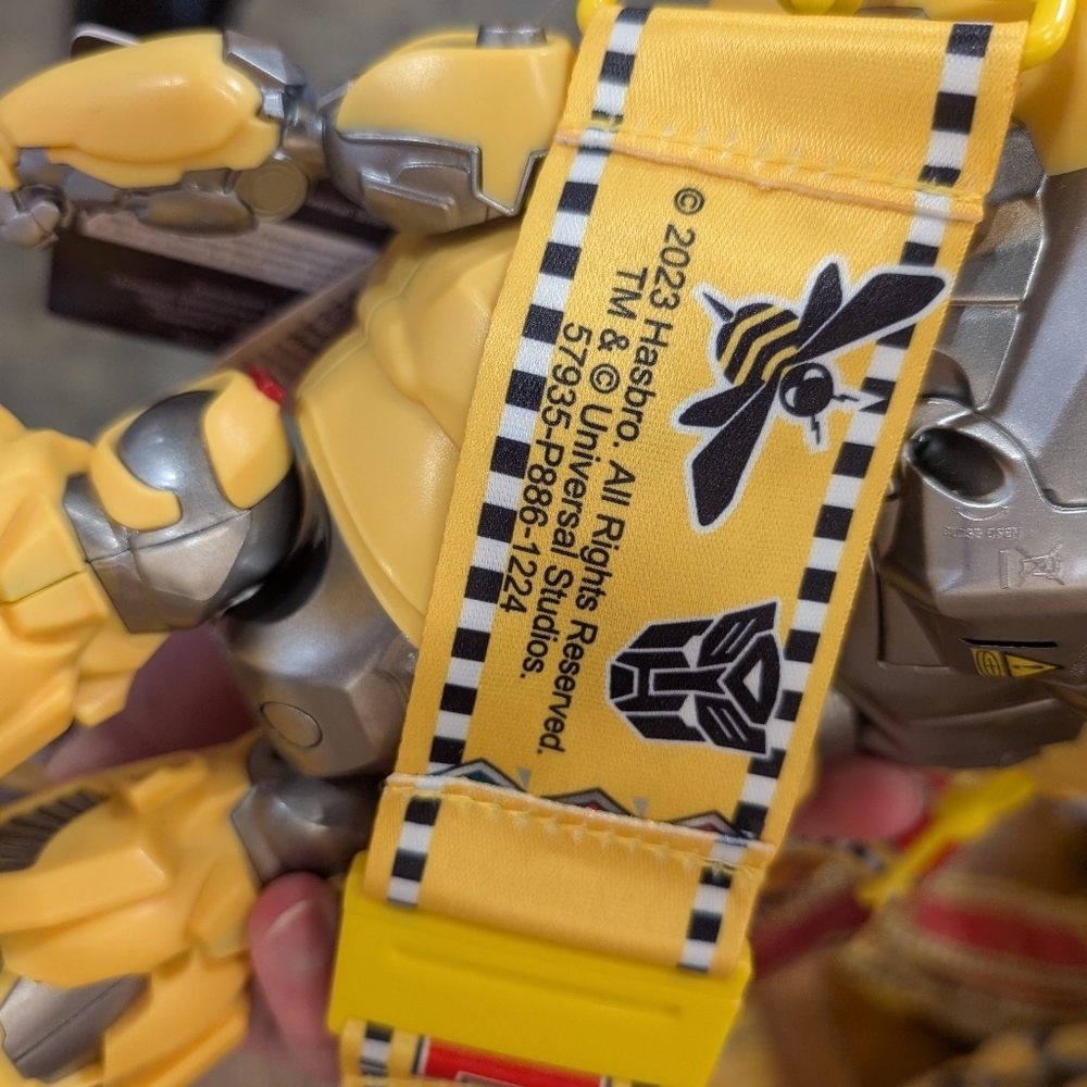 Authentic Bumblebee Popcorn Bucket Eyes Light Up Action Figure Universal Studios - Picture 3 of 6
